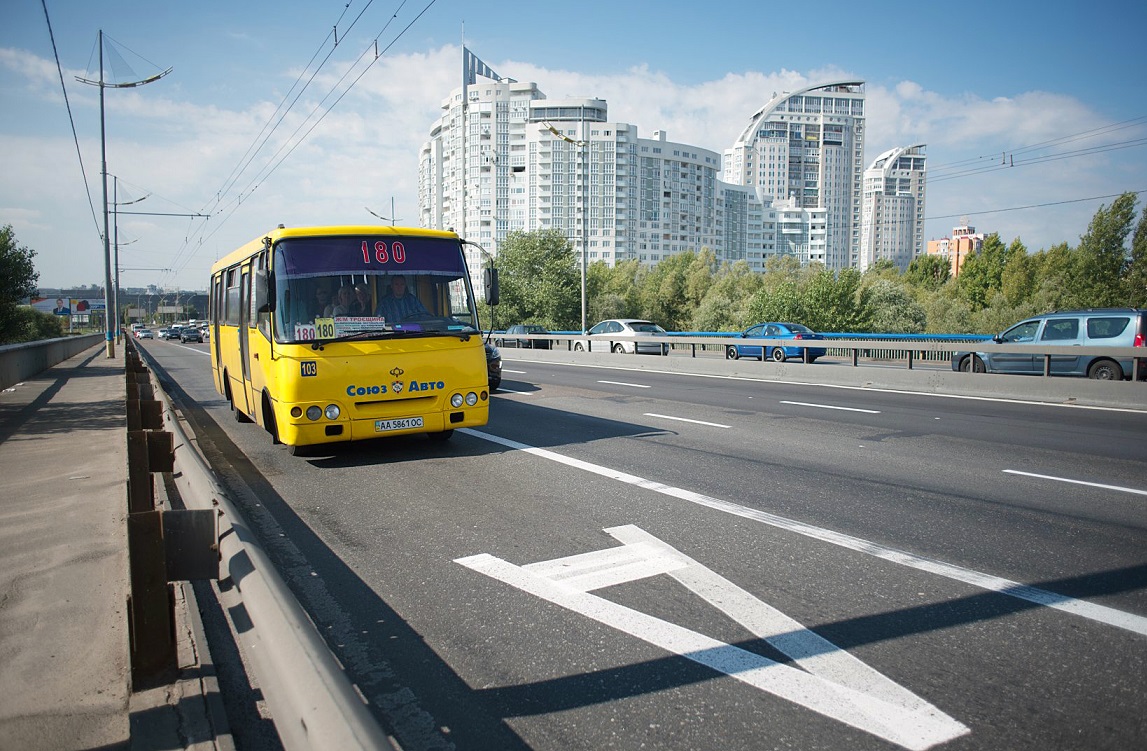 Полоса общественного транспорта. Полоса общественного транспорта в Киеве. Общественный транспорт Троещина Киев. Полосы на машину. Киев 28.06.2022.